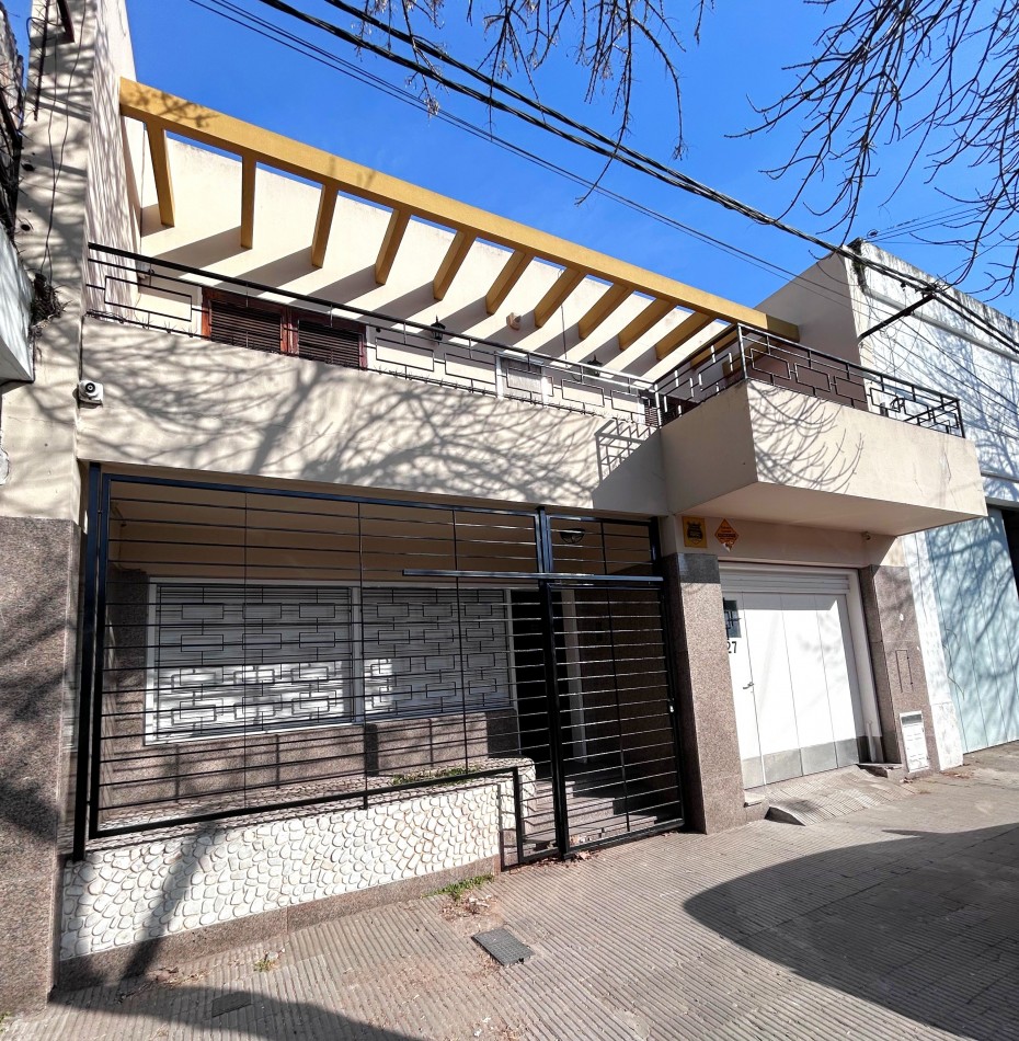 Gaboto 800, amplia propiedad de 3 dormitorios, a una cuadra de Avenida San Martin, cochera, patio.