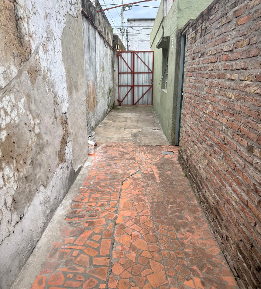 Lainez 700, dos dormitorios, patio amplio, interna.