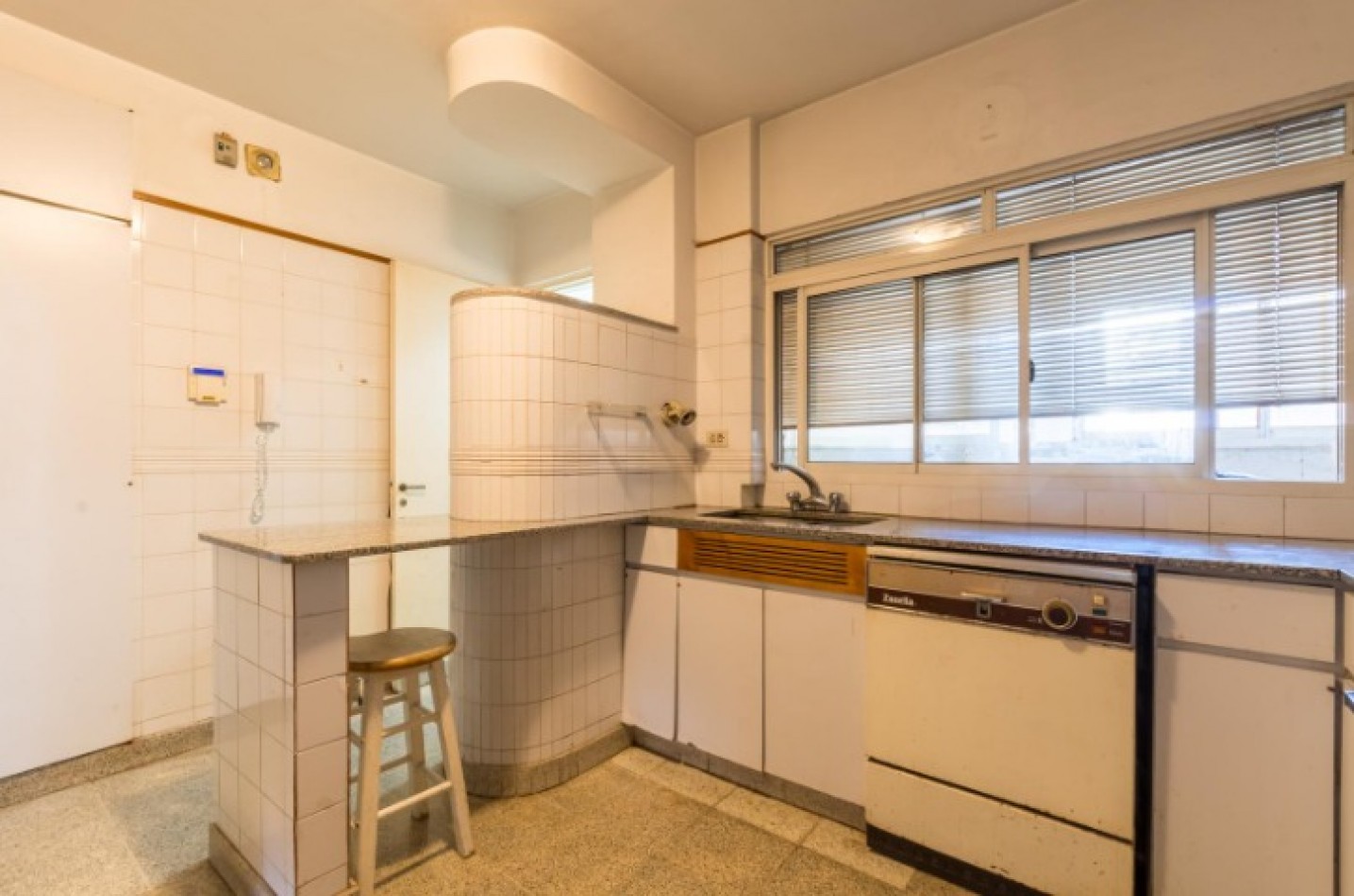 Cordoba 600, Departamento de 4 dormitorios, vista al monumento de la bandera y rio, excelente zona.