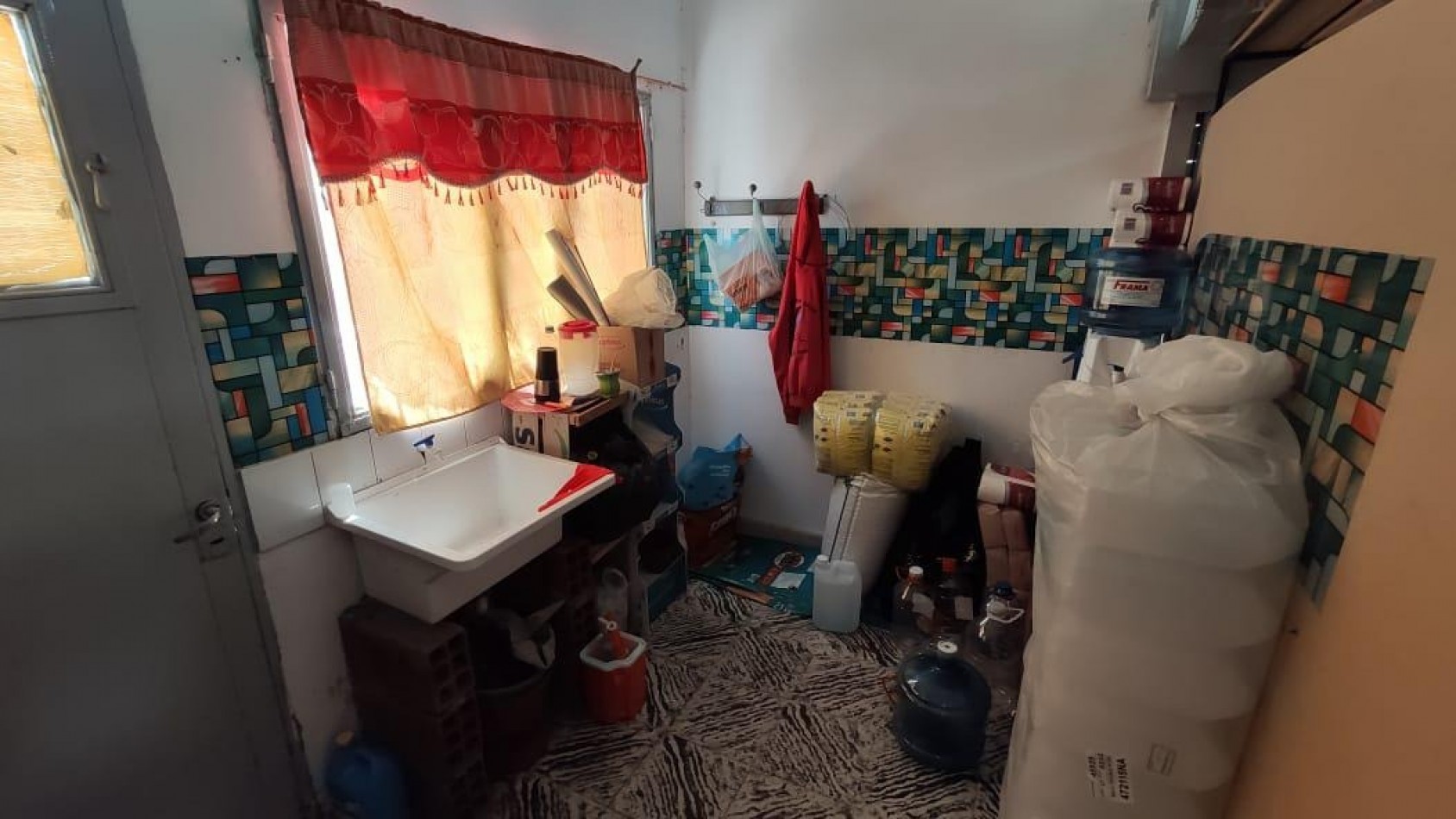 Capitan Bermudez, Laprida al 100, Local comercial, casa 2 dormitorios y monoambiente.
