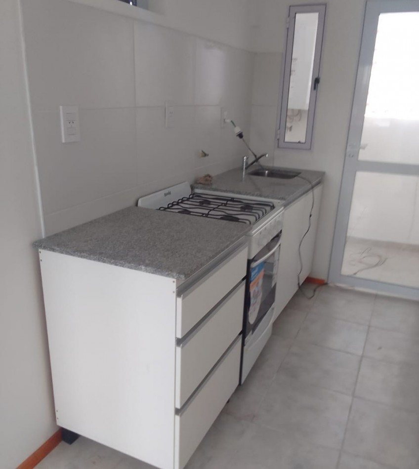Rueda 1900, departamento 1er piso de escalera, a estrenar.