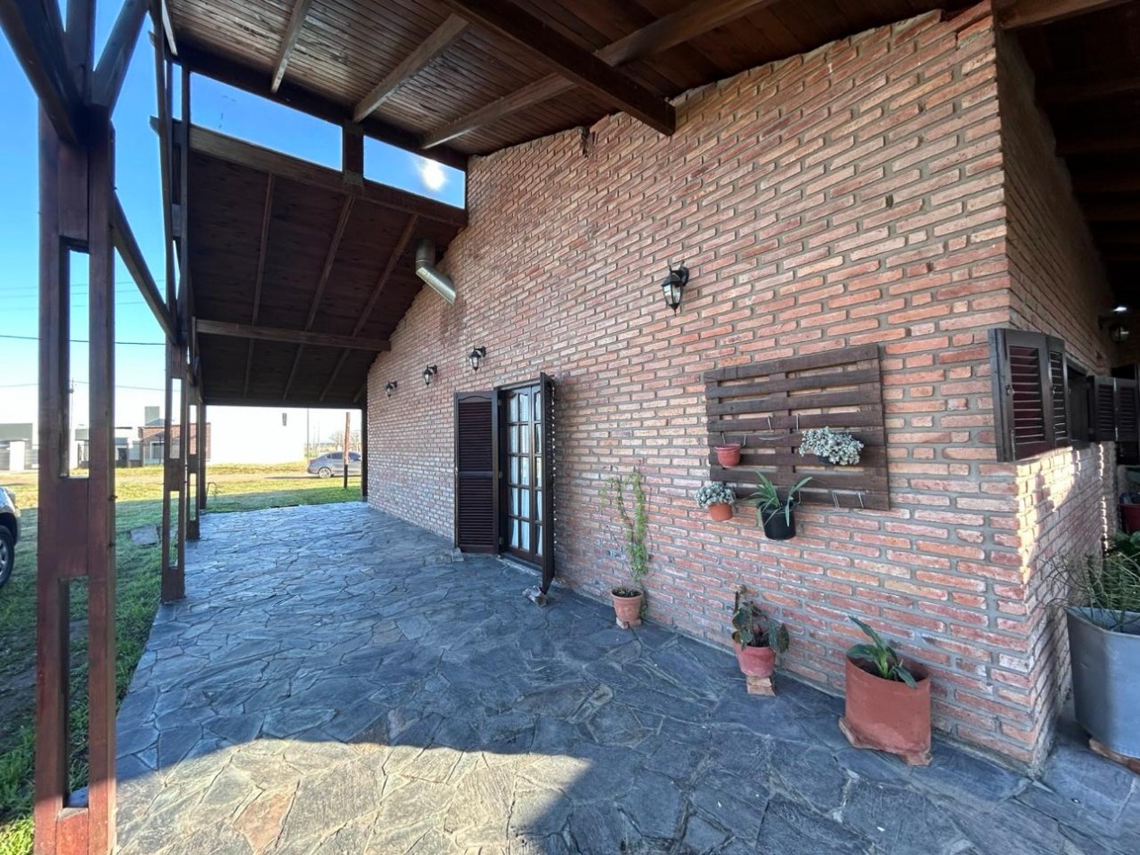 Pueblo Esther, calle Ancona, barrio abierto, dos dormitorios, pileta, lote de 486 m2.