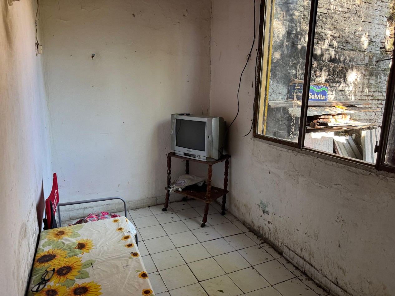 Sugasti 3400, a reciclar, un dormitorio mas comodin, fondo libre.133 m2 de lote.