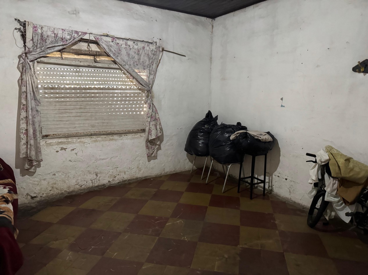 Sugasti 3400, a reciclar, un dormitorio mas comodin, fondo libre.133 m2 de lote.