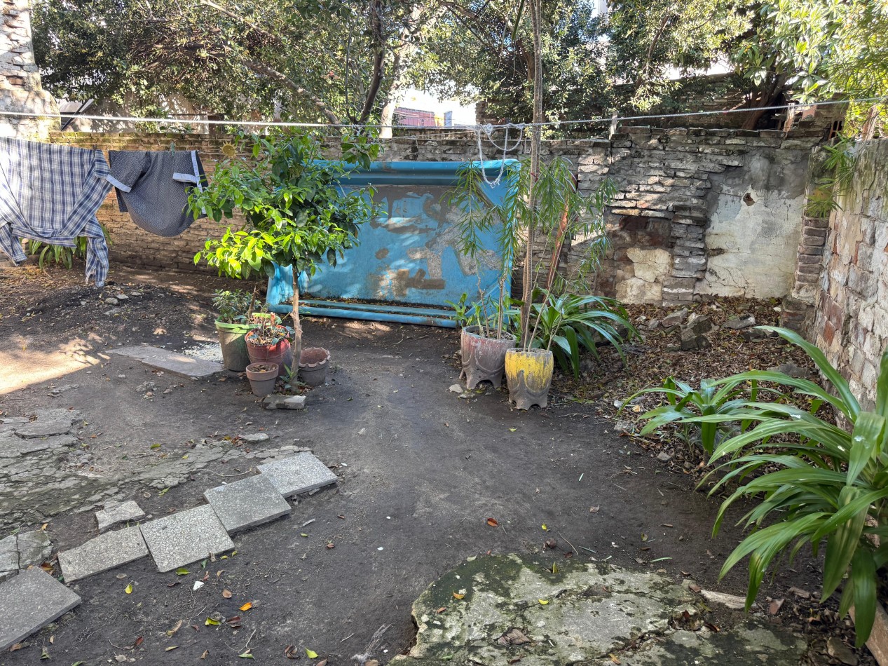 Sugasti 3400, a reciclar, un dormitorio mas comodin, fondo libre.133 m2 de lote.