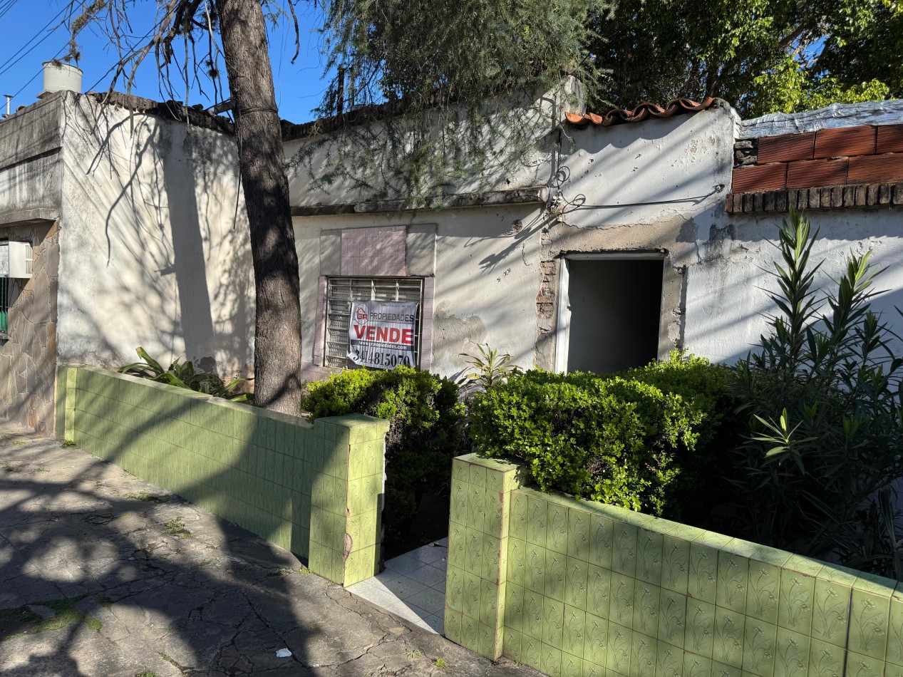 Sugasti 3400, a reciclar, un dormitorio mas comodin, fondo libre.133 m2 de lote.