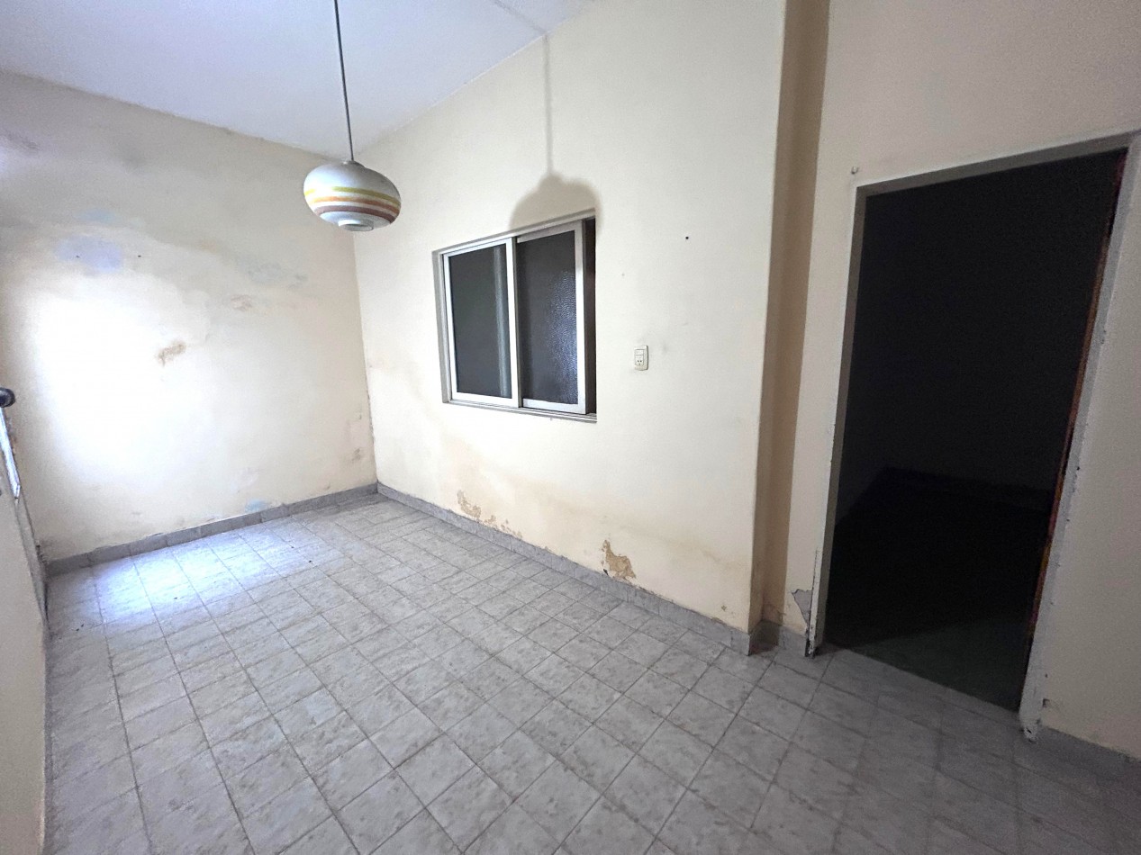 Neuquen 5900, posibilidad dos propiedades, 3 dormitorios, patio pequeño parrillero.