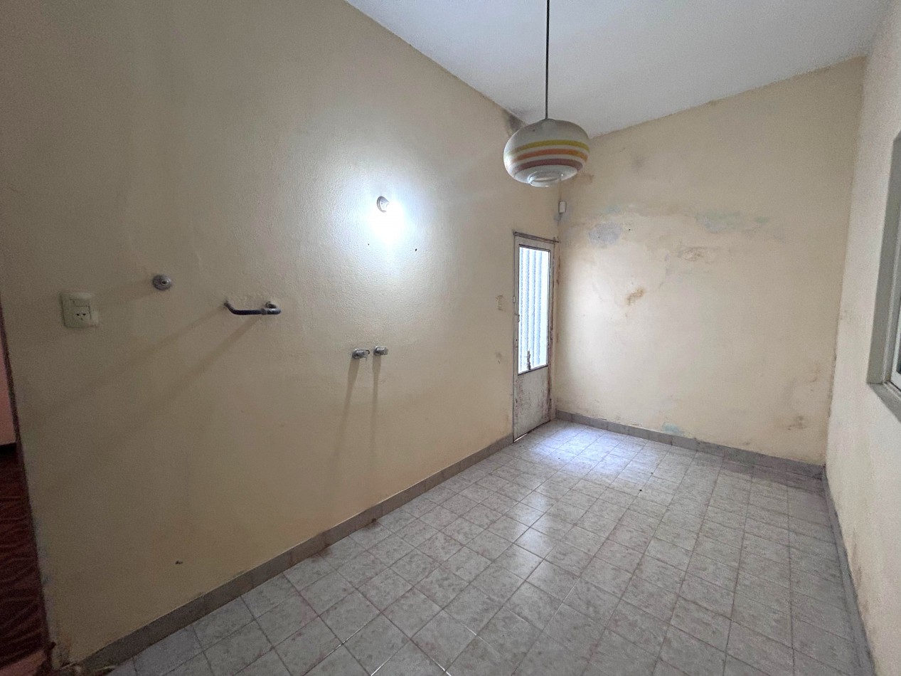 Neuquen 5900, posibilidad dos propiedades, 3 dormitorios, patio pequeño parrillero.