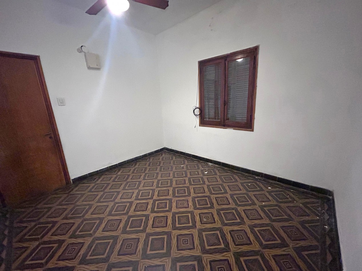 Neuquen 5900, posibilidad dos propiedades, 3 dormitorios, patio pequeño parrillero.