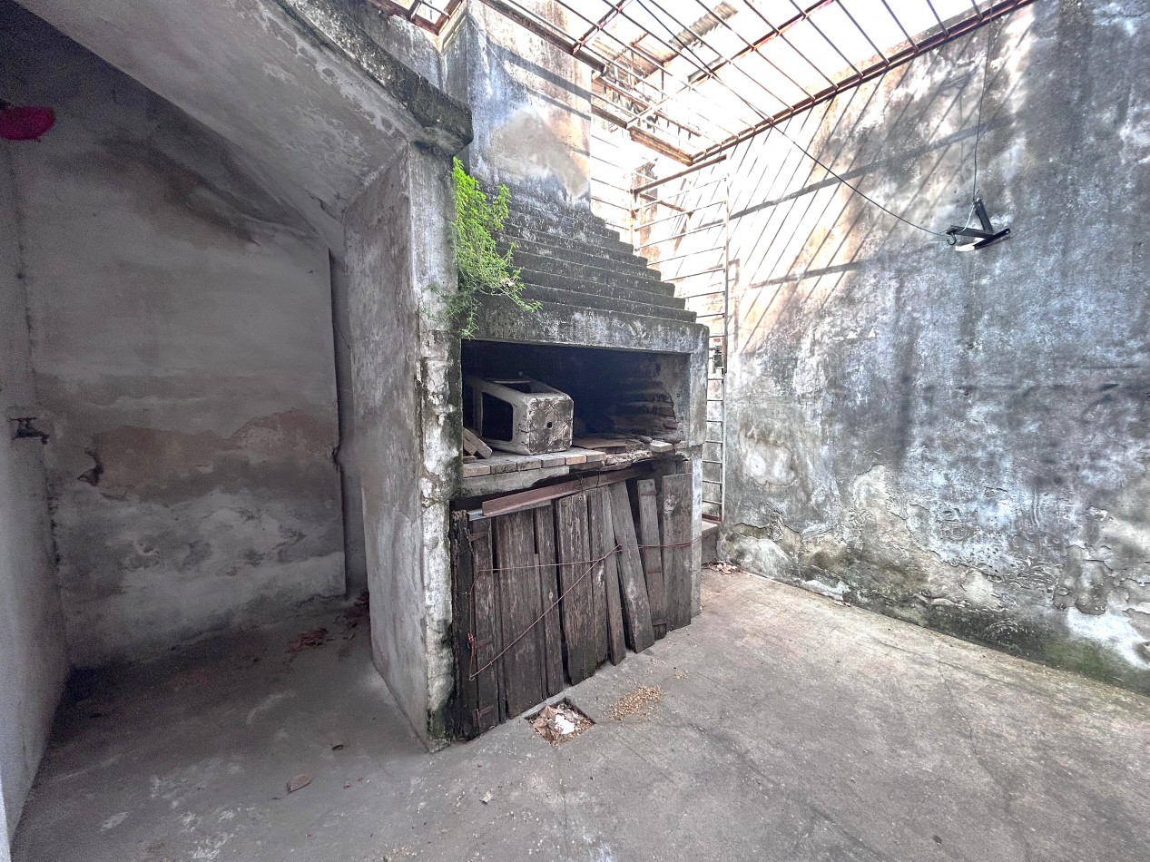 Neuquen 5900, posibilidad dos propiedades, 3 dormitorios, patio pequeño parrillero.