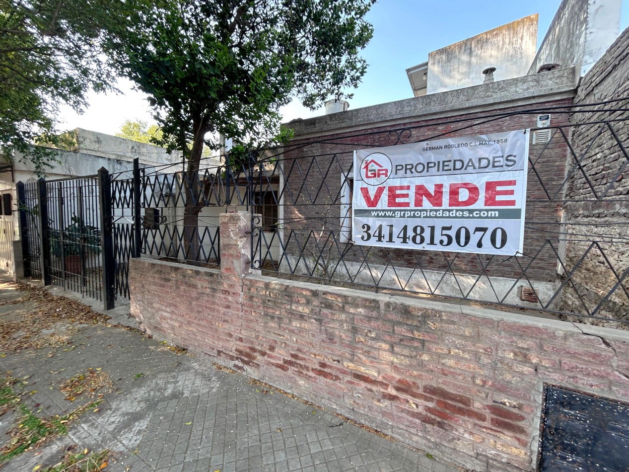 Neuquen 5900, posibilidad dos propiedades, 3 dormitorios, patio pequeño parrillero.