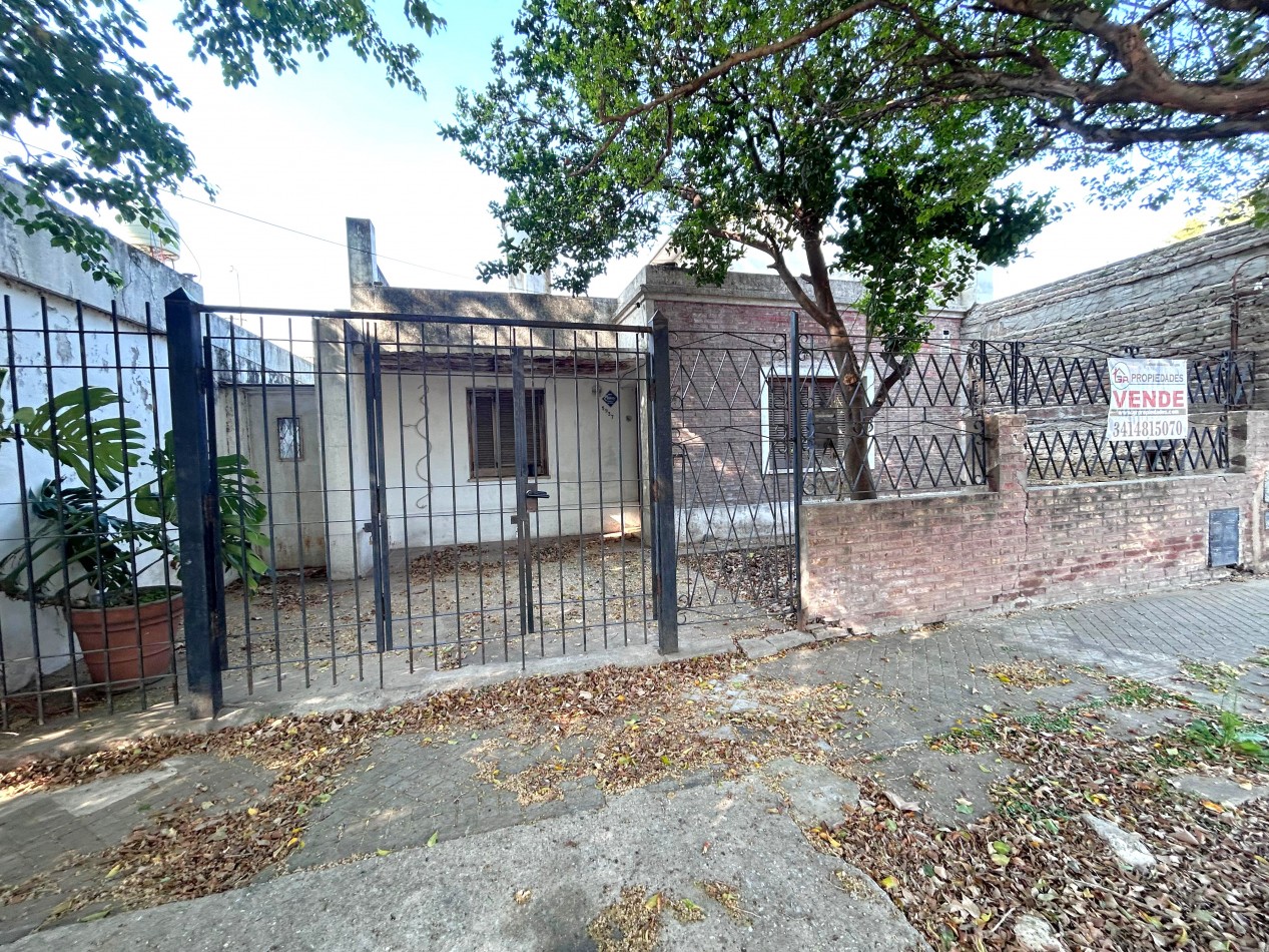 Neuquen 5900, posibilidad dos propiedades, 3 dormitorios, patio pequeño parrillero.