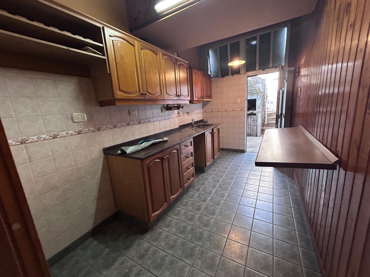 Neuquen 5900, posibilidad dos propiedades, 3 dormitorios, patio pequeño parrillero.