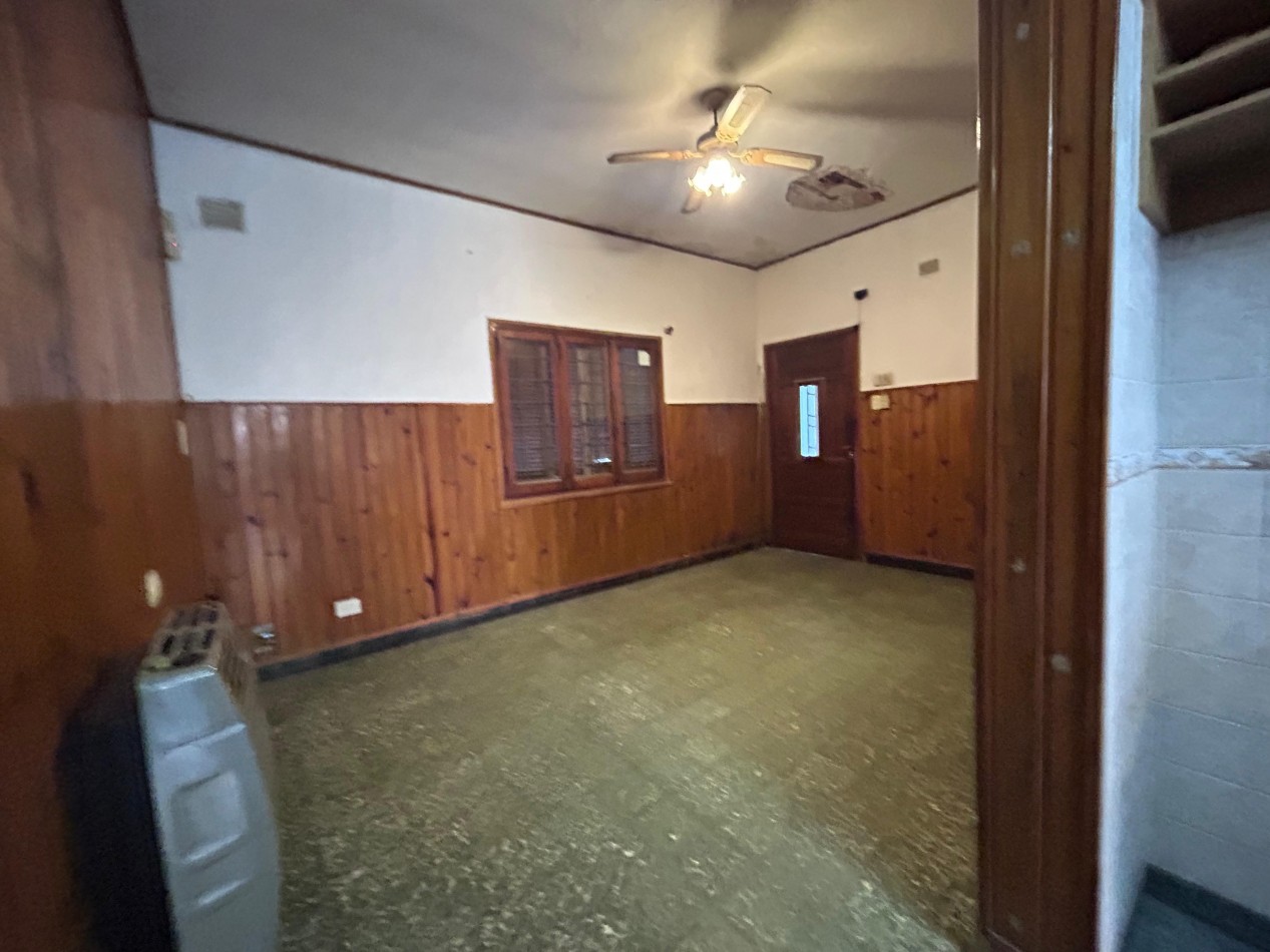 Neuquen 5900, posibilidad dos propiedades, 3 dormitorios, patio pequeño parrillero.