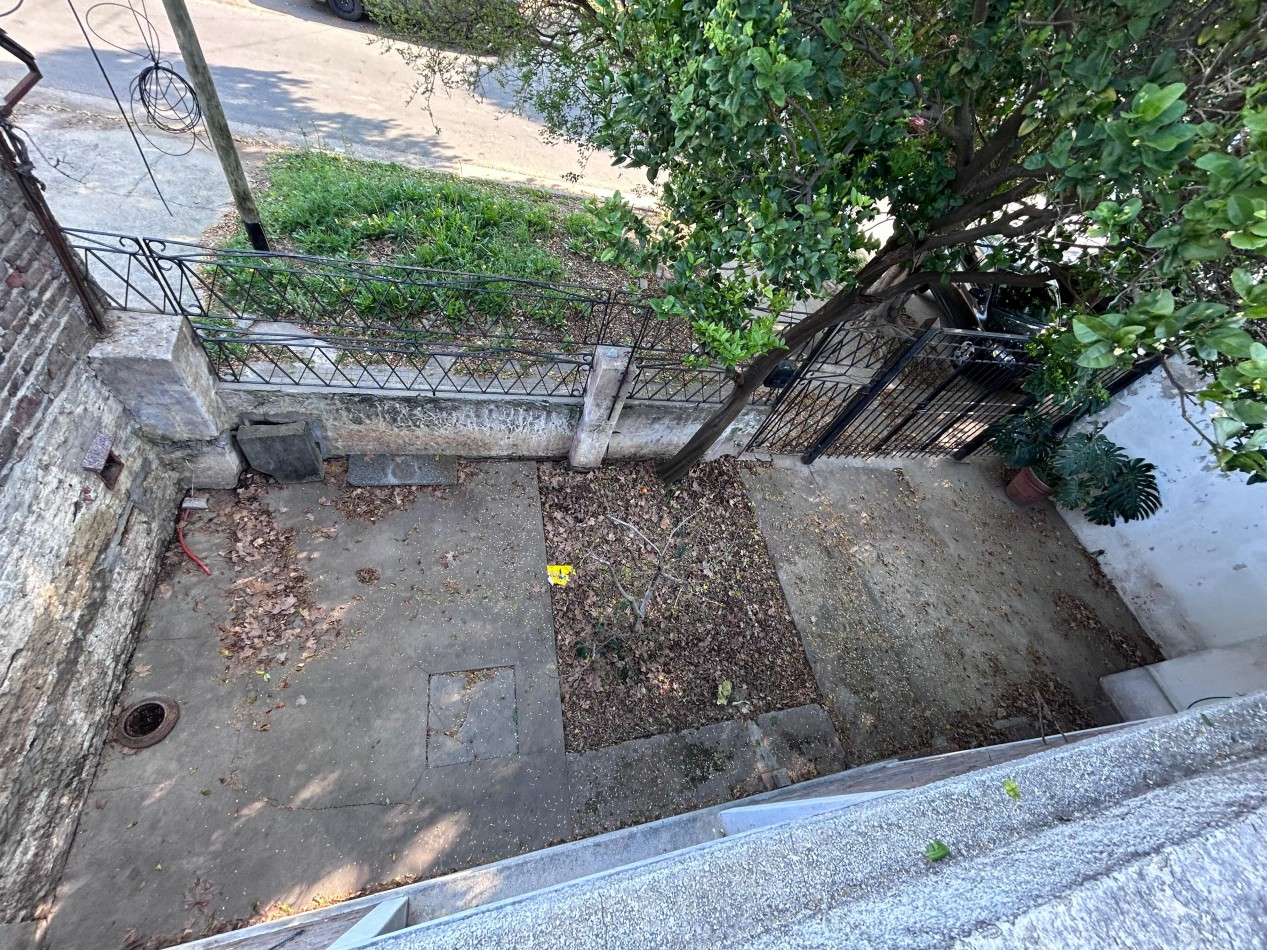 Neuquen 5900, posibilidad dos propiedades, 3 dormitorios, patio pequeño parrillero.