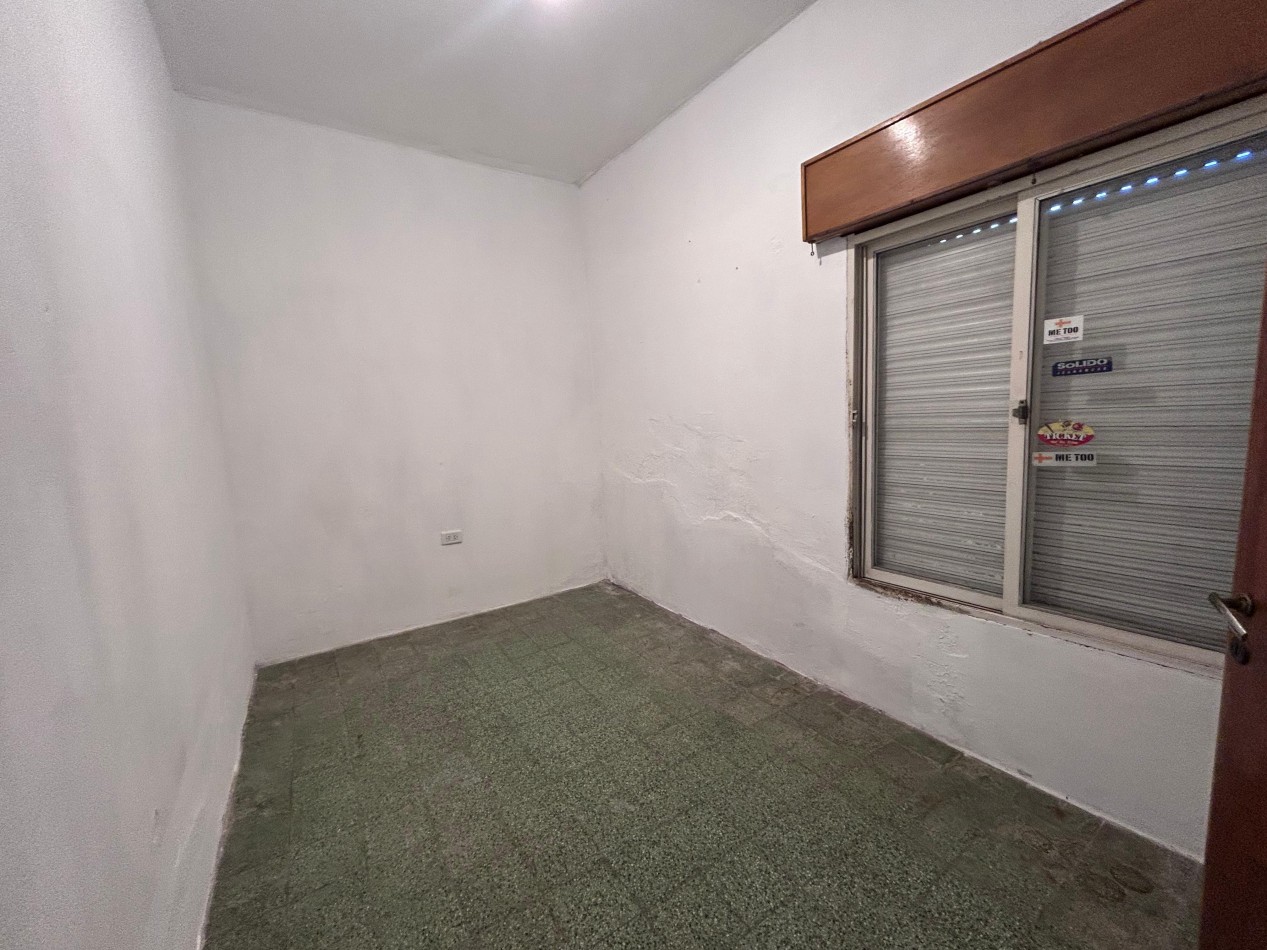 Neuquen 5900, posibilidad dos propiedades, 3 dormitorios, patio pequeño parrillero.