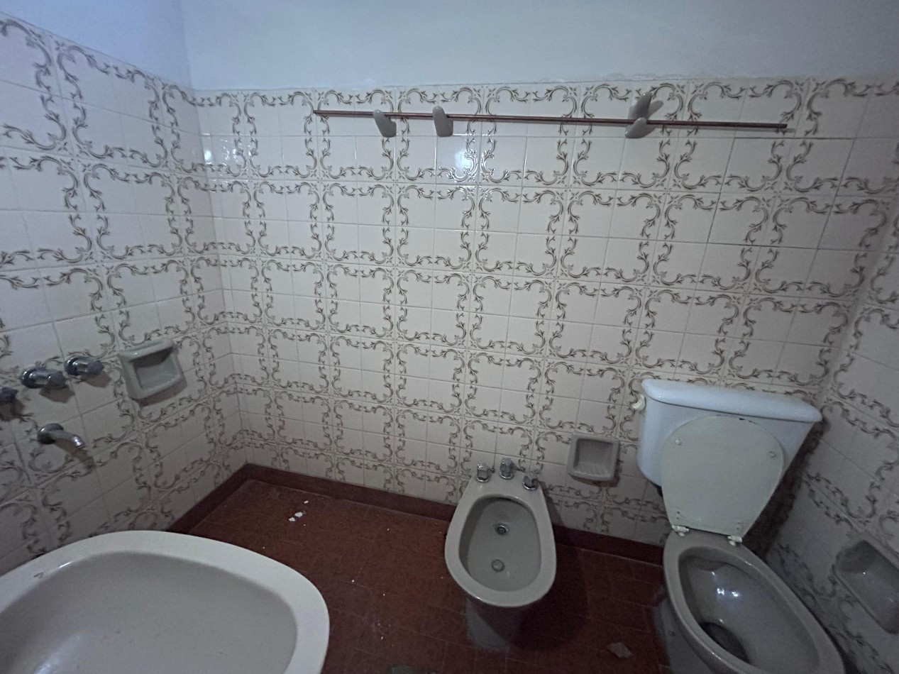 Neuquen 5900, posibilidad dos propiedades, 3 dormitorios, patio pequeño parrillero.