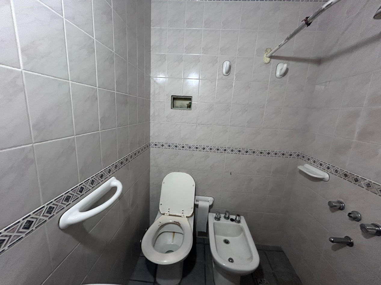 Neuquen 5900, posibilidad dos propiedades, 3 dormitorios, patio pequeño parrillero.