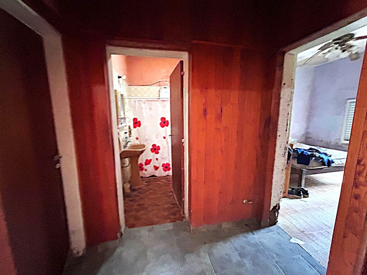 Muñoz, calle 1ro de mayo 100, 2 dormitorios, galeria, terreno amplio 