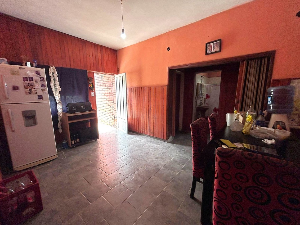 Muñoz, calle 1ro de mayo 100, 2 dormitorios, galeria, terreno amplio 