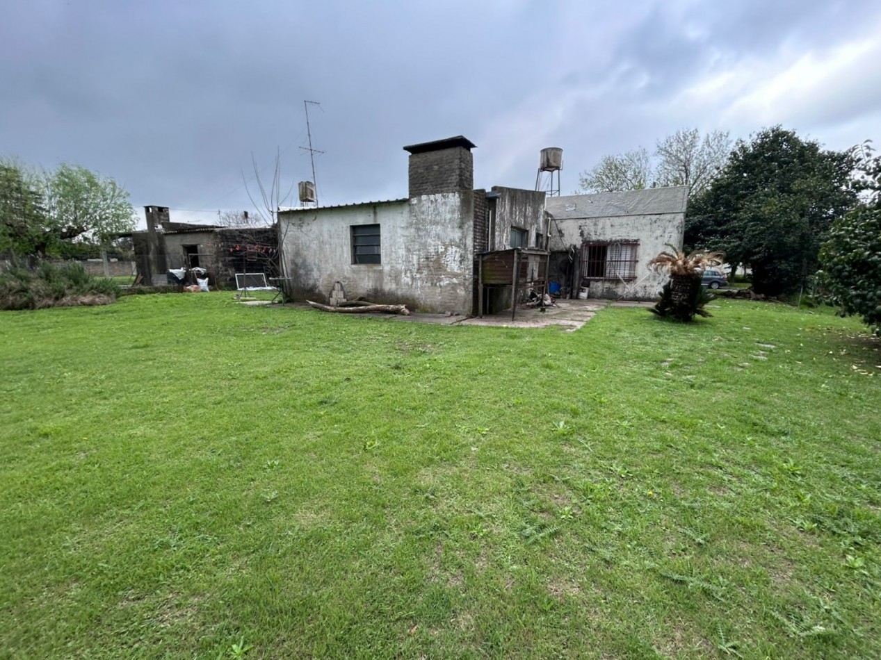 Muñoz, calle 1ro de mayo 100, 2 dormitorios, galeria, terreno amplio 