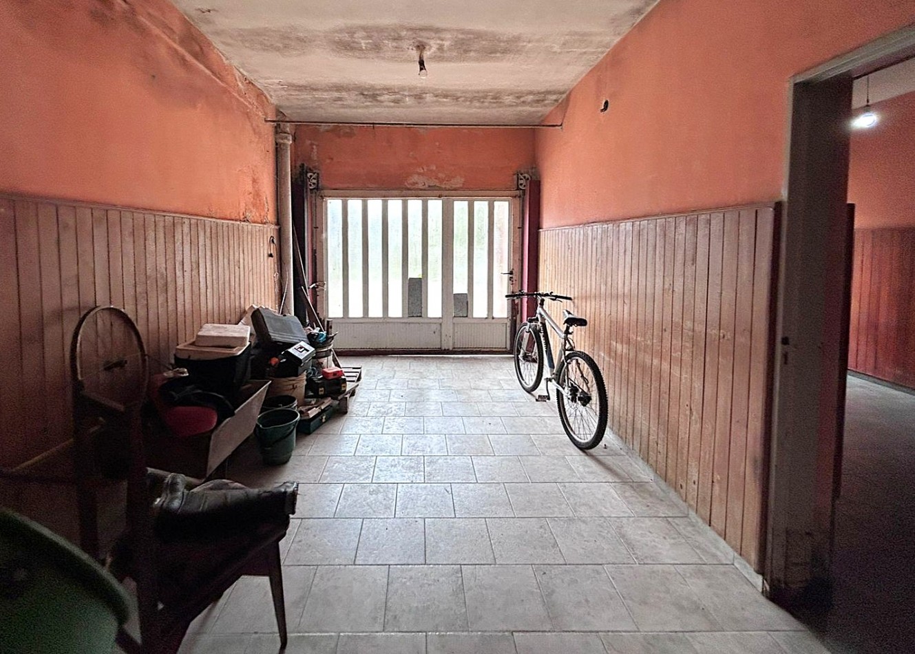 Muñoz, calle 1ro de mayo 100, 2 dormitorios, galeria, terreno amplio 