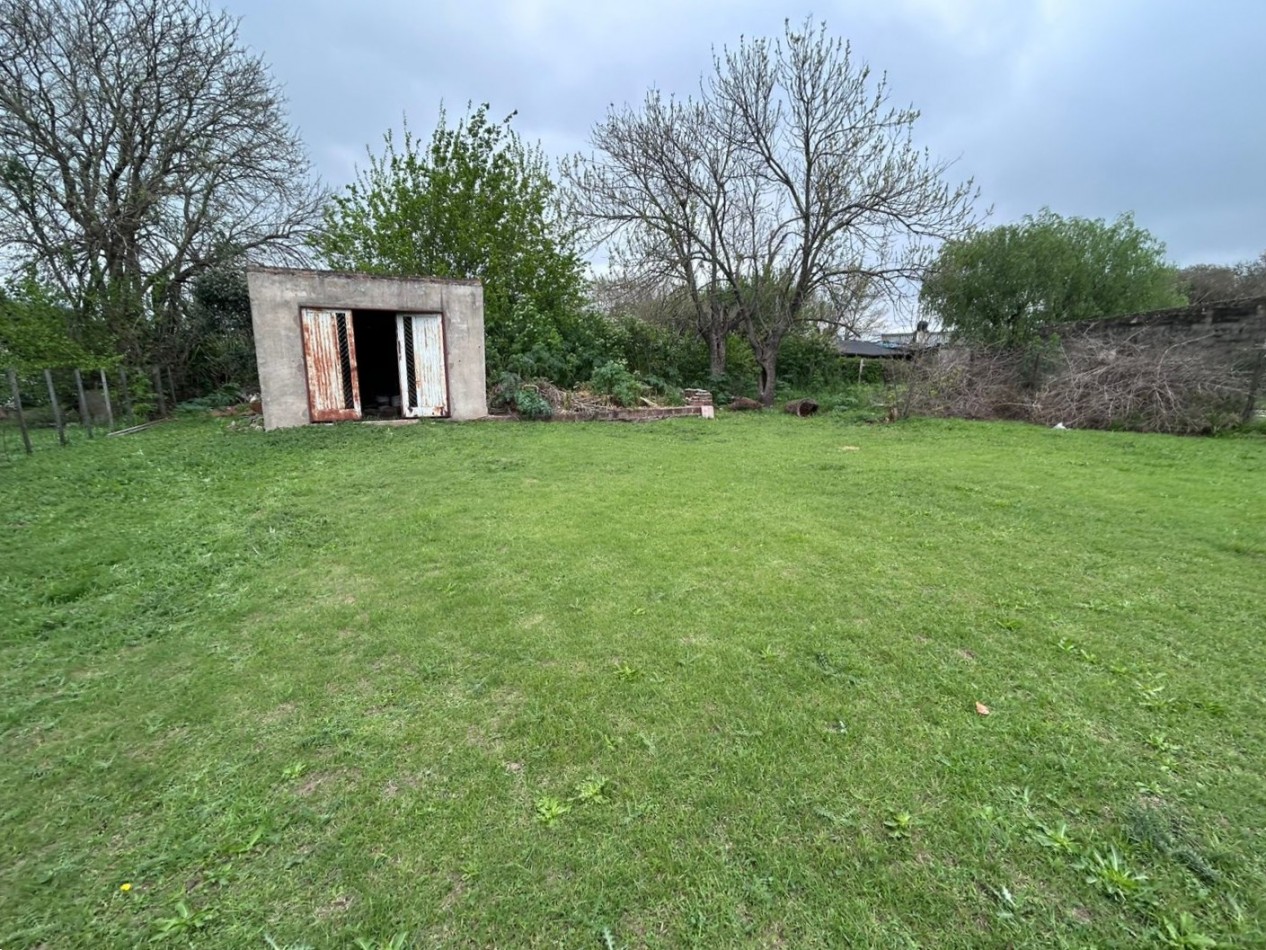 Muñoz, calle 1ro de mayo 100, 2 dormitorios, galeria, terreno amplio 