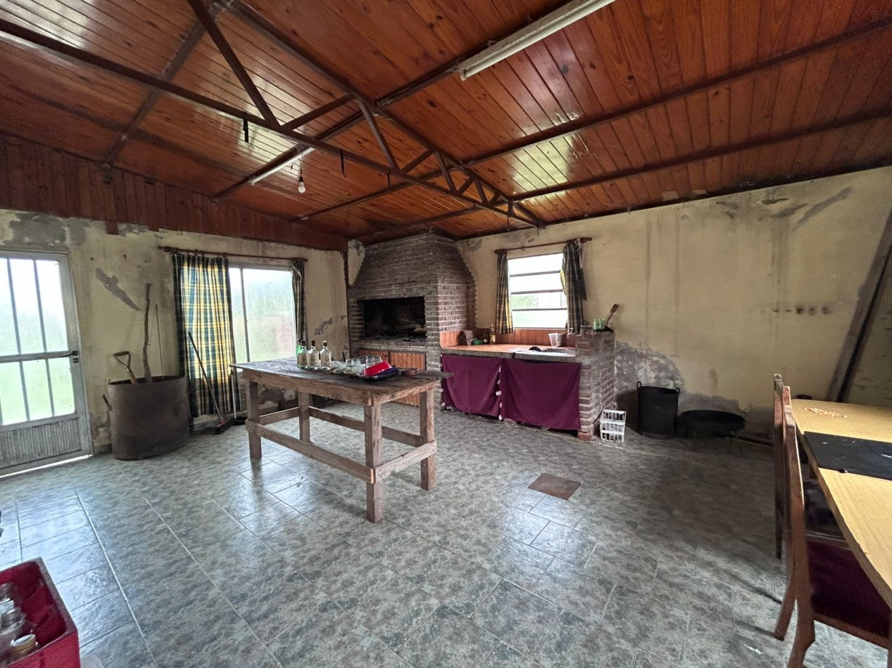 Muñoz, calle 1ro de mayo 100, 2 dormitorios, galeria, terreno amplio 