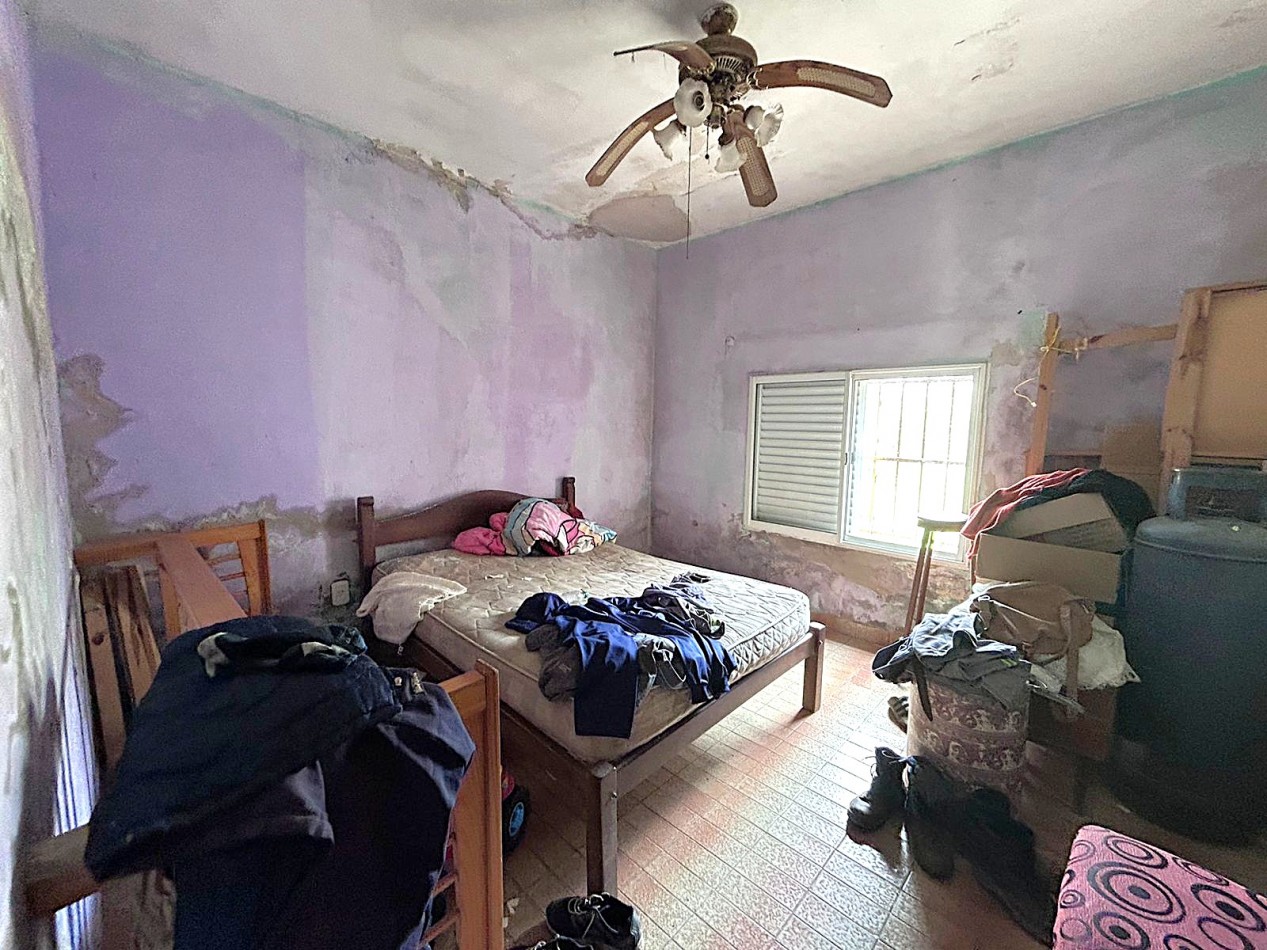 Muñoz, calle 1ro de mayo 100, 2 dormitorios, galeria, terreno amplio 