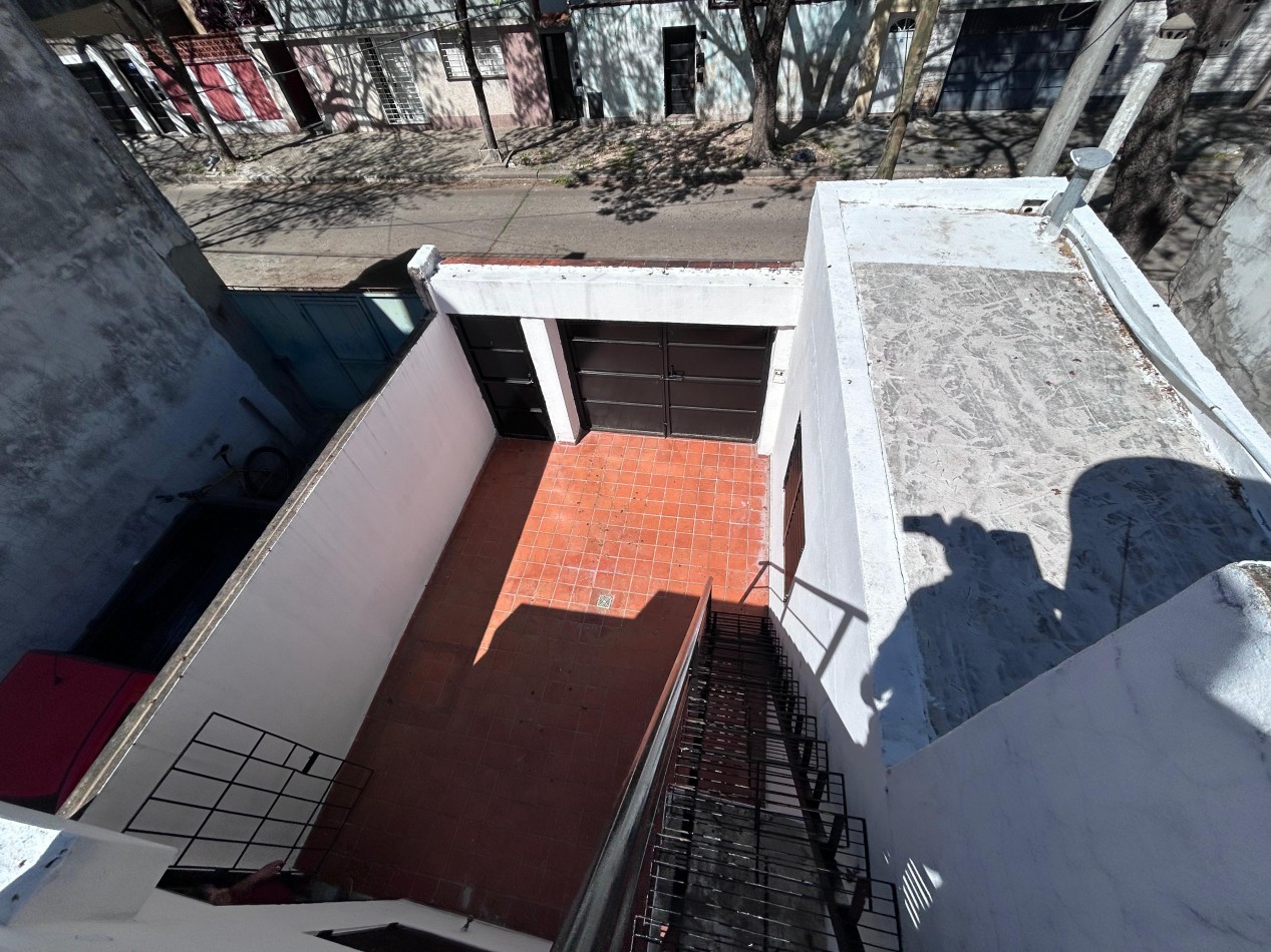 Primero de Mayo 2900 ( cortada biblioteca vigil 400 ) dos dormitorios, patio/cochera. 