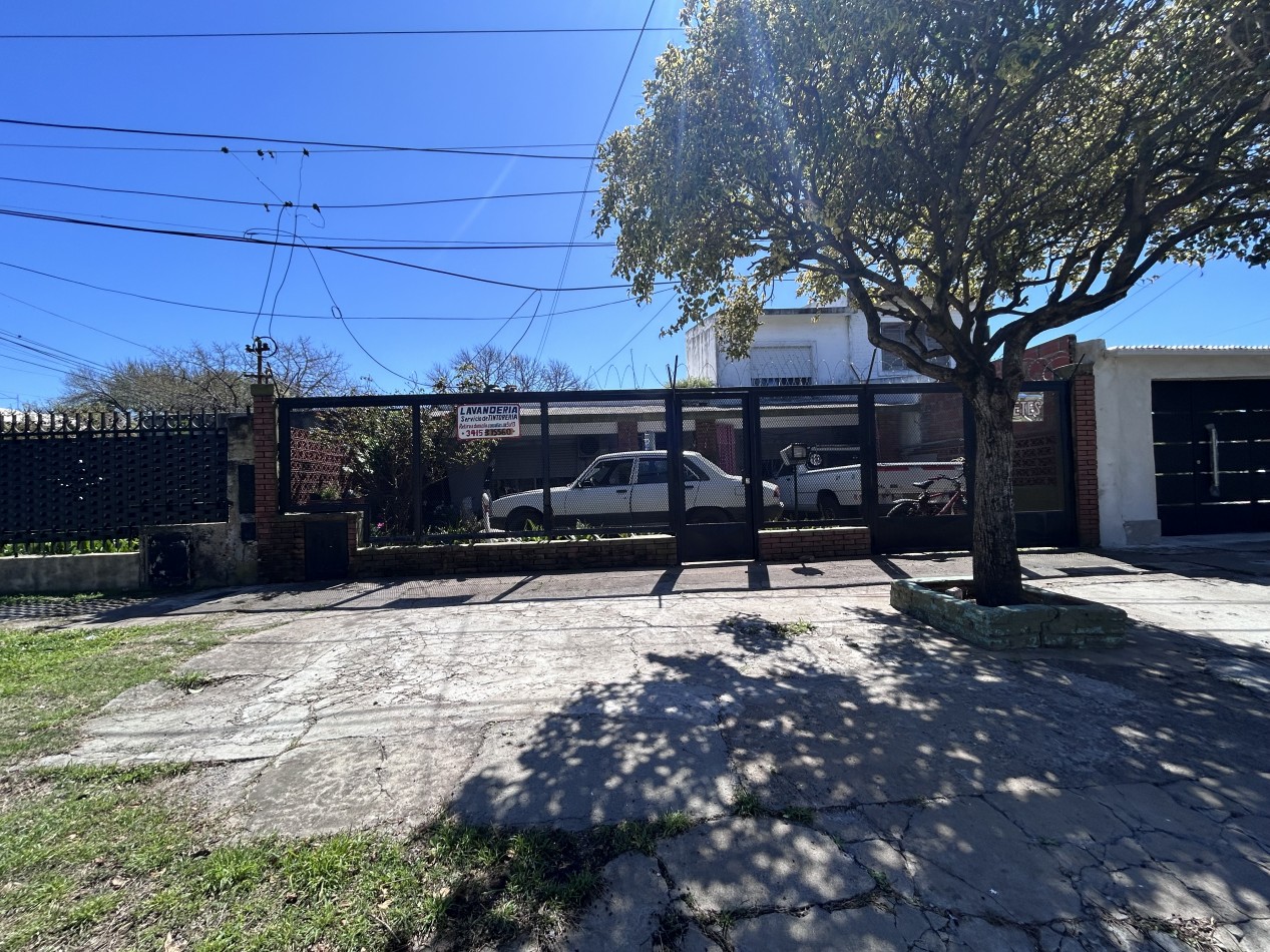 Khantuta 1400 (paraguay 6300), propiedad a reciclar, dos dormitorios, patio, ingreso vehiculos.