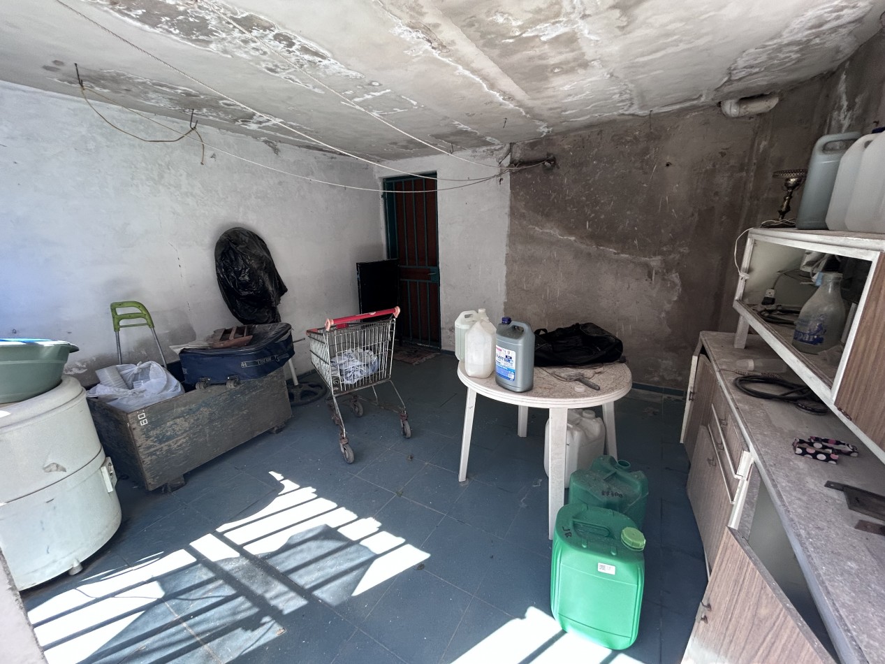 Khantuta 1400 (paraguay 6300), propiedad a reciclar, dos dormitorios, patio, ingreso vehiculos.