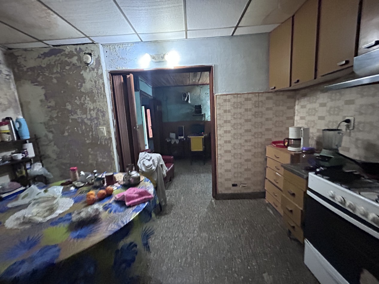 Khantuta 1400 (paraguay 6300), propiedad a reciclar, dos dormitorios, patio, ingreso vehiculos.