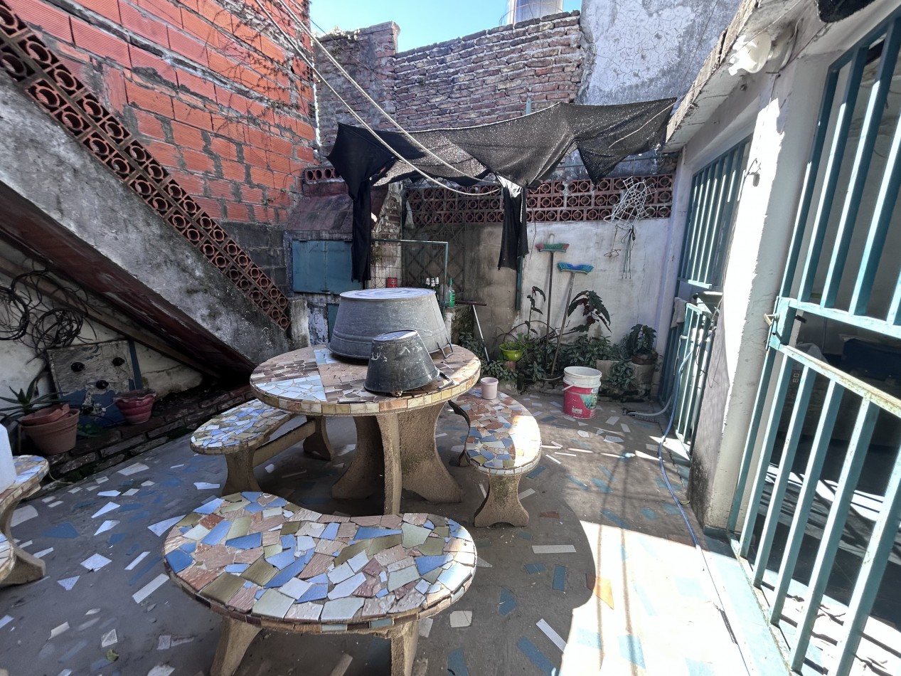 Khantuta 1400 (paraguay 6300), propiedad a reciclar, dos dormitorios, patio, ingreso vehiculos.