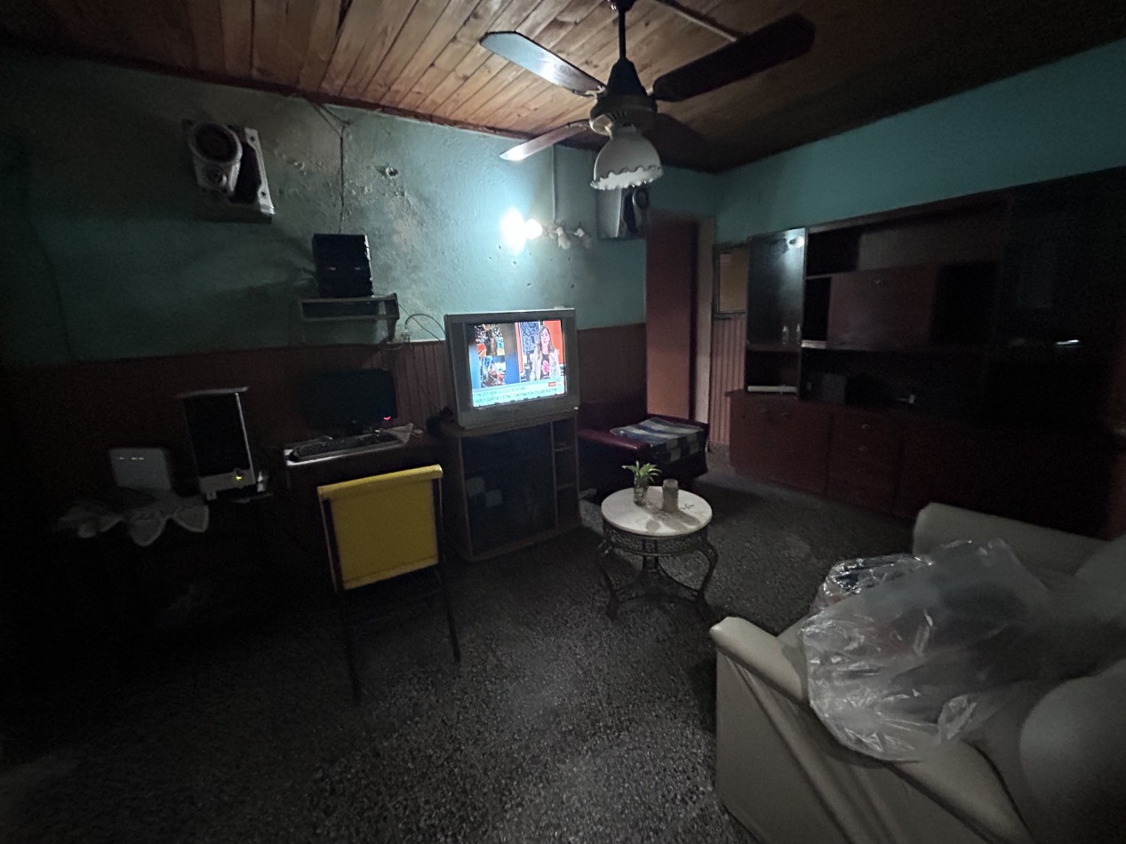 Khantuta 1400 (paraguay 6300), propiedad a reciclar, dos dormitorios, patio, ingreso vehiculos.