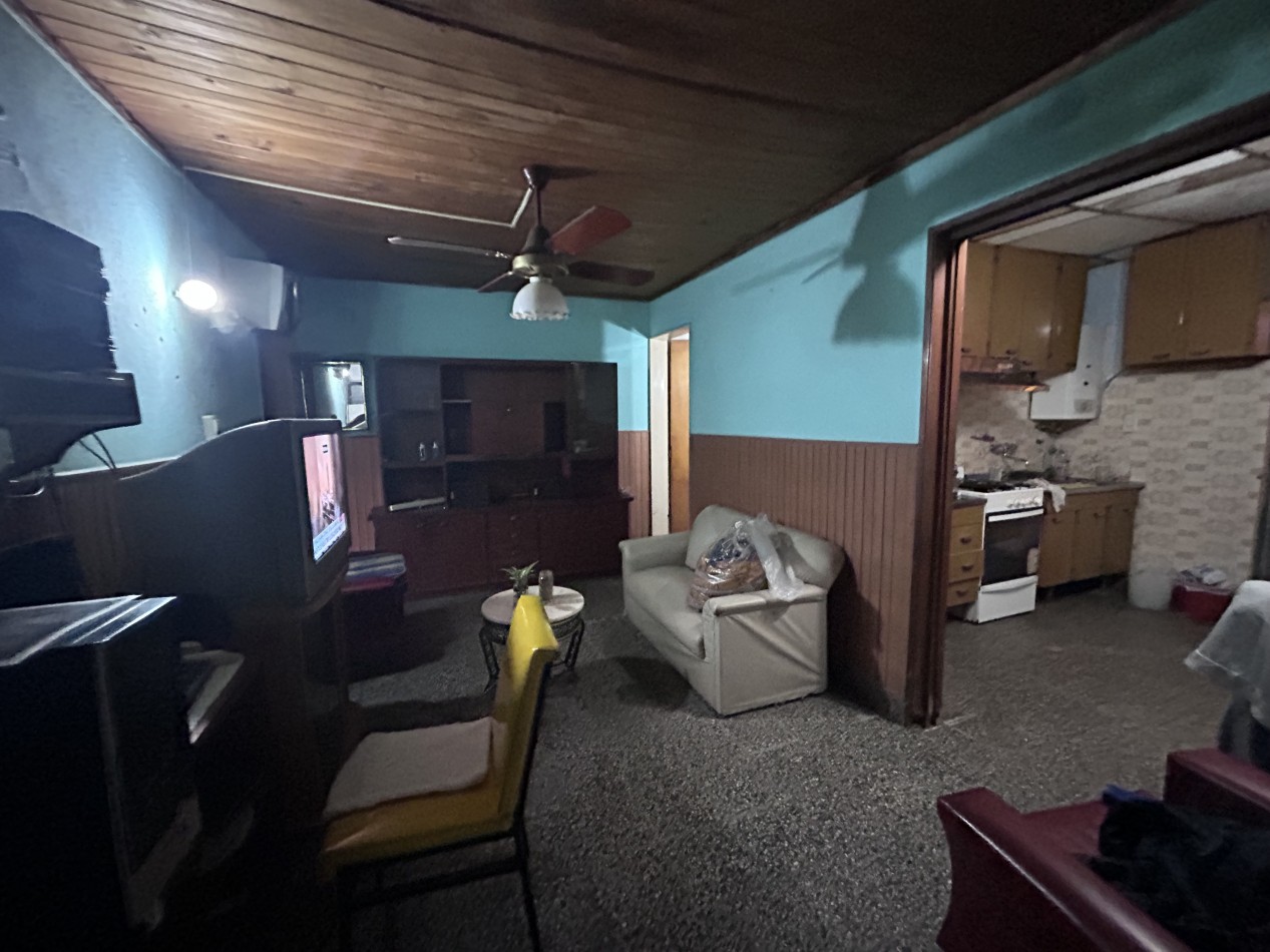 Khantuta 1400 (paraguay 6300), propiedad a reciclar, dos dormitorios, patio, ingreso vehiculos.