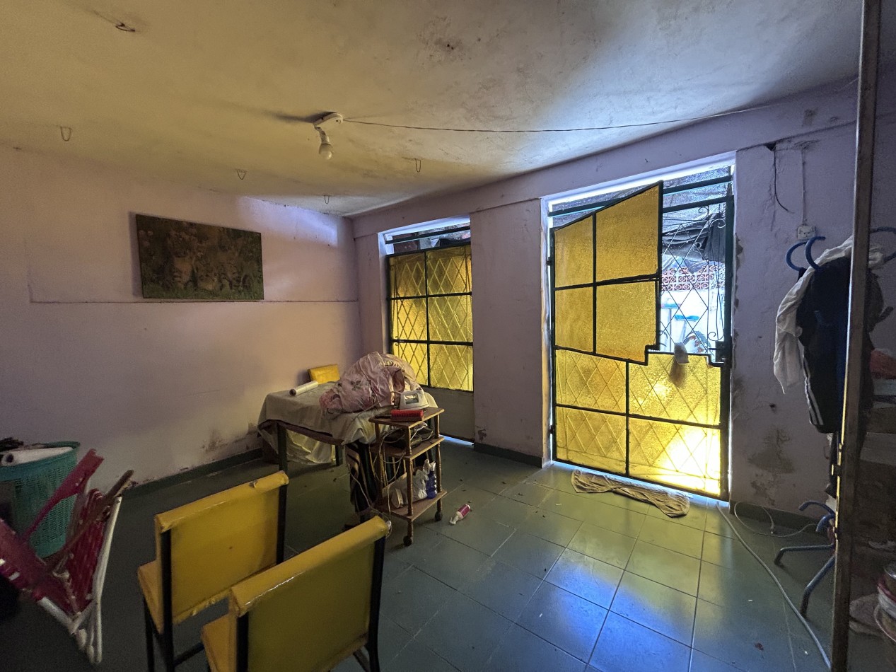 Khantuta 1400 (paraguay 6300), propiedad a reciclar, dos dormitorios, patio, ingreso vehiculos.