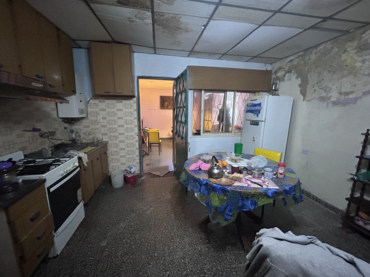 Khantuta 1400 (paraguay 6300), propiedad a reciclar, dos dormitorios, patio, ingreso vehiculos.