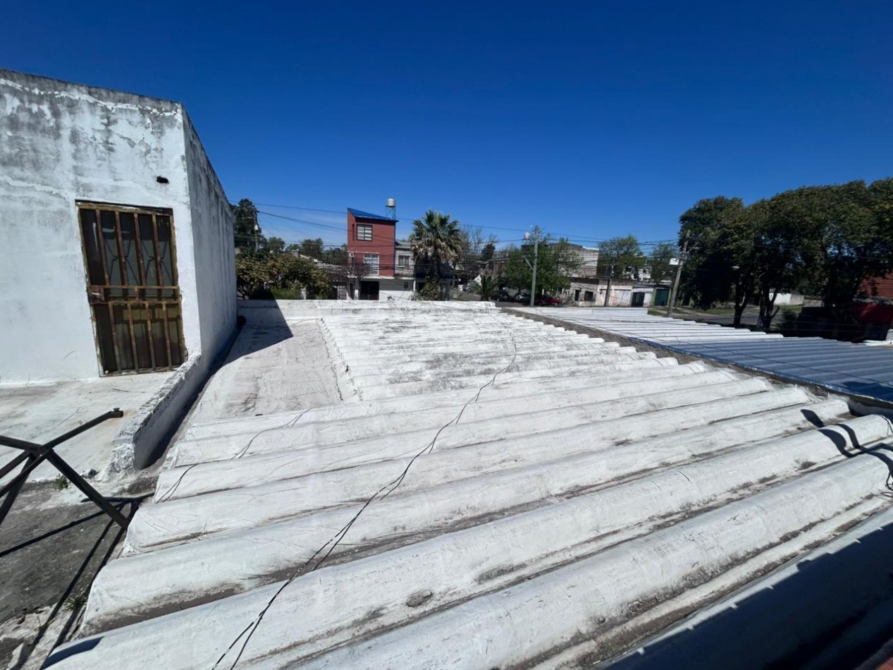 Khantuta 1400 (paraguay 6300), propiedad a reciclar, dos dormitorios, patio, ingreso vehiculos.