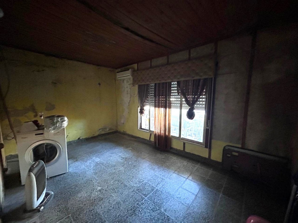 Khantuta 1400 (paraguay 6300), propiedad a reciclar, dos dormitorios, patio, ingreso vehiculos.