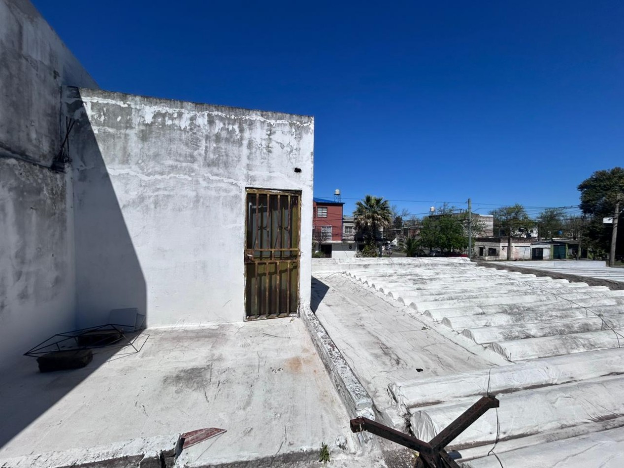 Khantuta 1400 (paraguay 6300), propiedad a reciclar, dos dormitorios, patio, ingreso vehiculos.