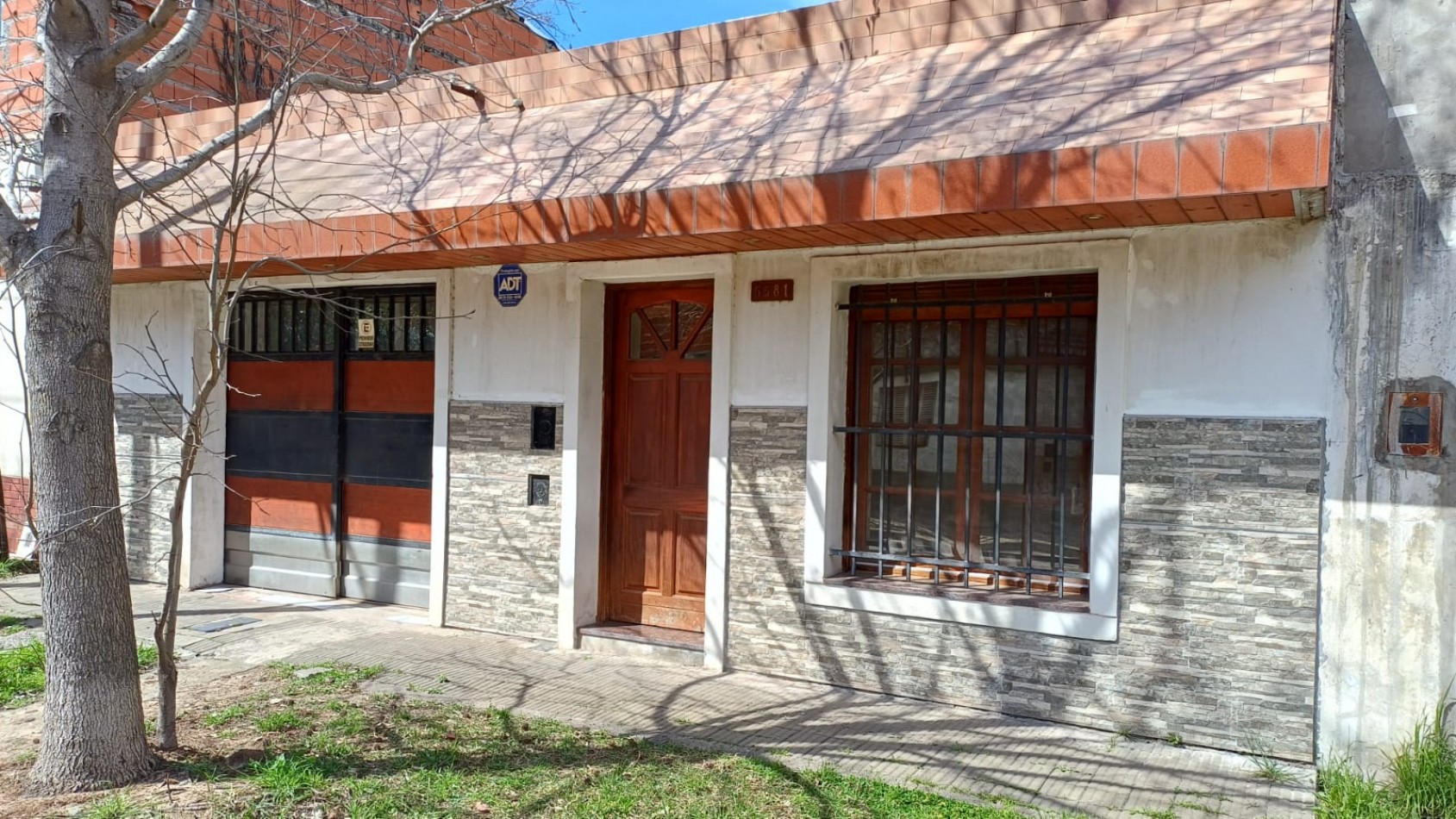 Marsella 5500, 3 dormitorios, patio, cochera doble.