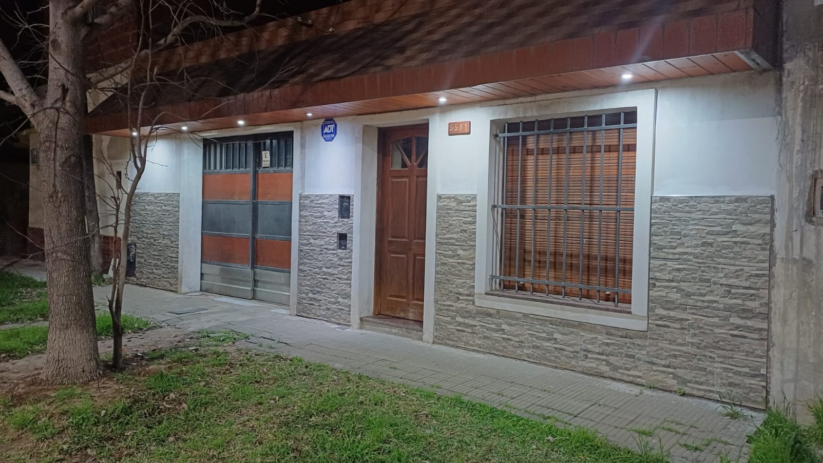 Marsella 5500, 3 dormitorios, patio, cochera doble.