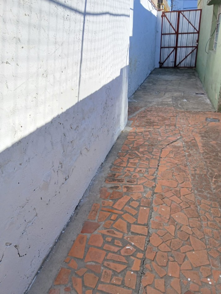 Lainez 700, dos dormitorios, patio amplio, interna.