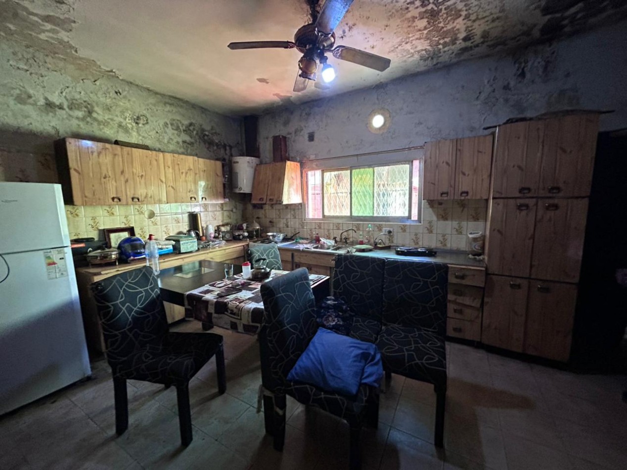 Barcelona 4700, amplia casa a refaccionar de 4 dormitorios, ideal inversion.