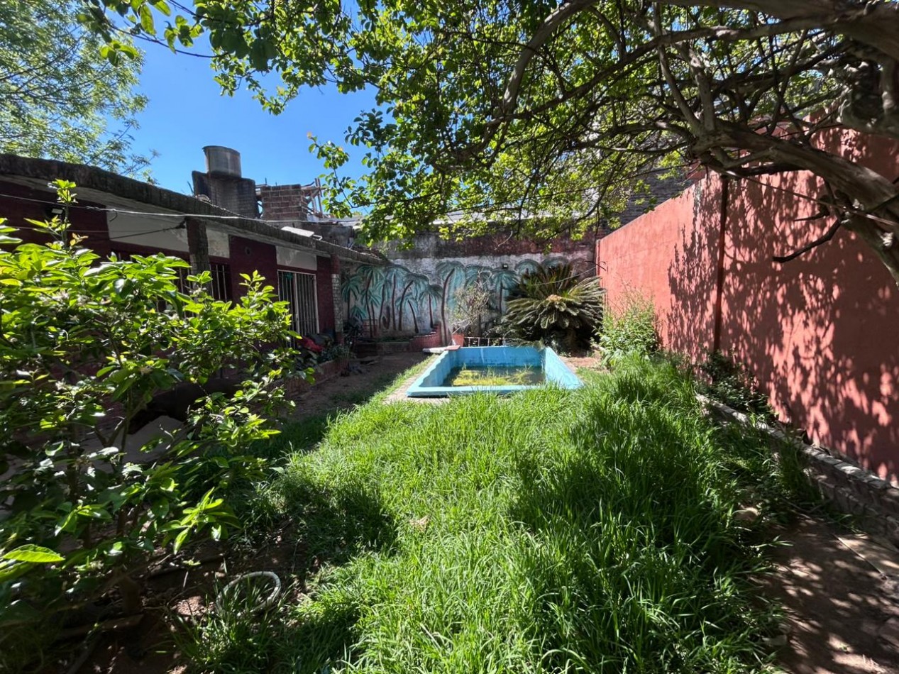 Barcelona 4700, amplia casa a refaccionar de 4 dormitorios, ideal inversion.