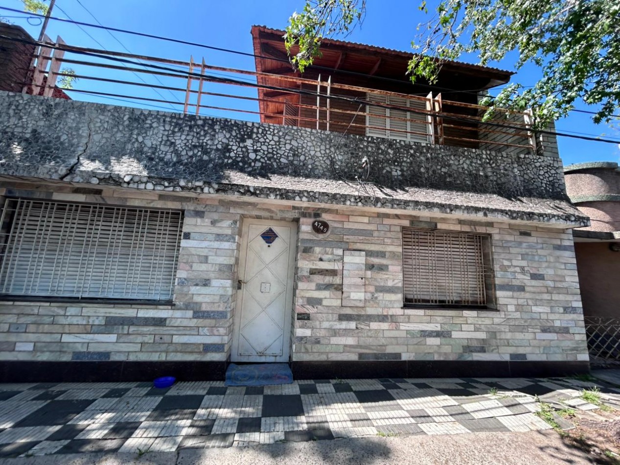 Barcelona 4700, amplia casa a refaccionar de 4 dormitorios, ideal inversion.