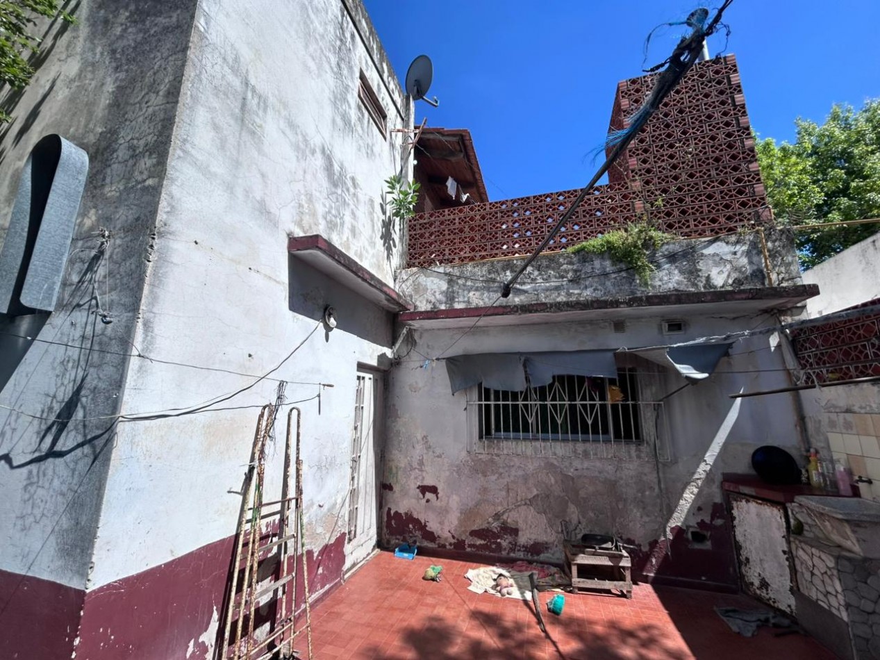 Barcelona 4700, amplia casa a refaccionar de 4 dormitorios, ideal inversion.