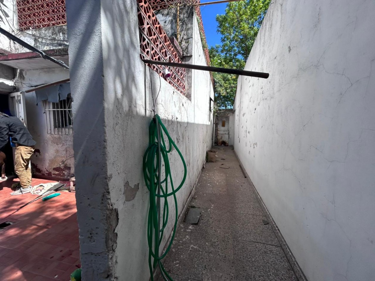 Barcelona 4700, amplia casa a refaccionar de 4 dormitorios, ideal inversion.