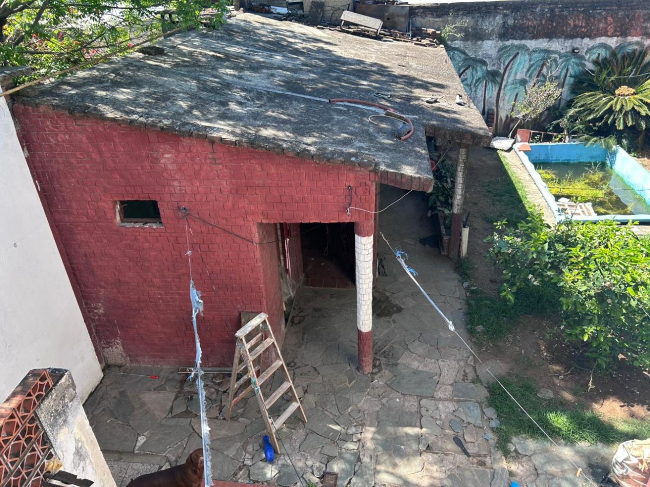 Barcelona 4700, amplia casa a refaccionar de 4 dormitorios, ideal inversion.